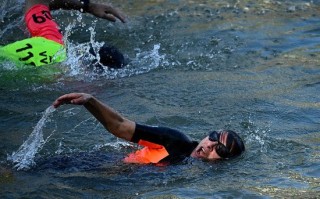奥运会开幕前夕 巴黎市长跳进塞纳河游泳 以证明水质没问题