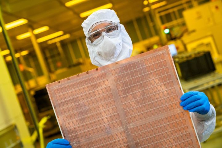 AMD正计划转向玻璃基板 预计2025至2026年引入产品-第1张图片-静柔生活网