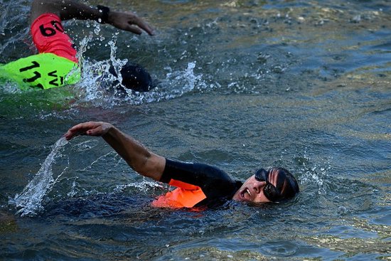 奥运会开幕前夕 巴黎市长跳进塞纳河游泳 以证明水质没问题-第1张图片-静柔生活网