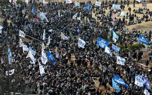 尹锡悦获释第二天，韩国大批民众在首尔市中心集会，组织方预计10万人参加-第2张图片-静柔生活网